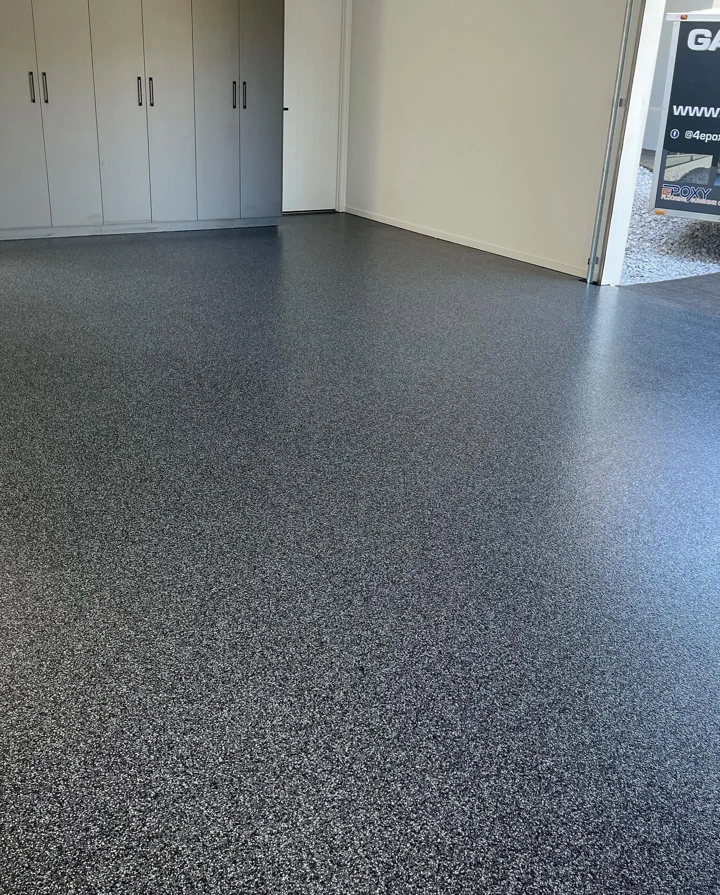 Graphite flakes finish